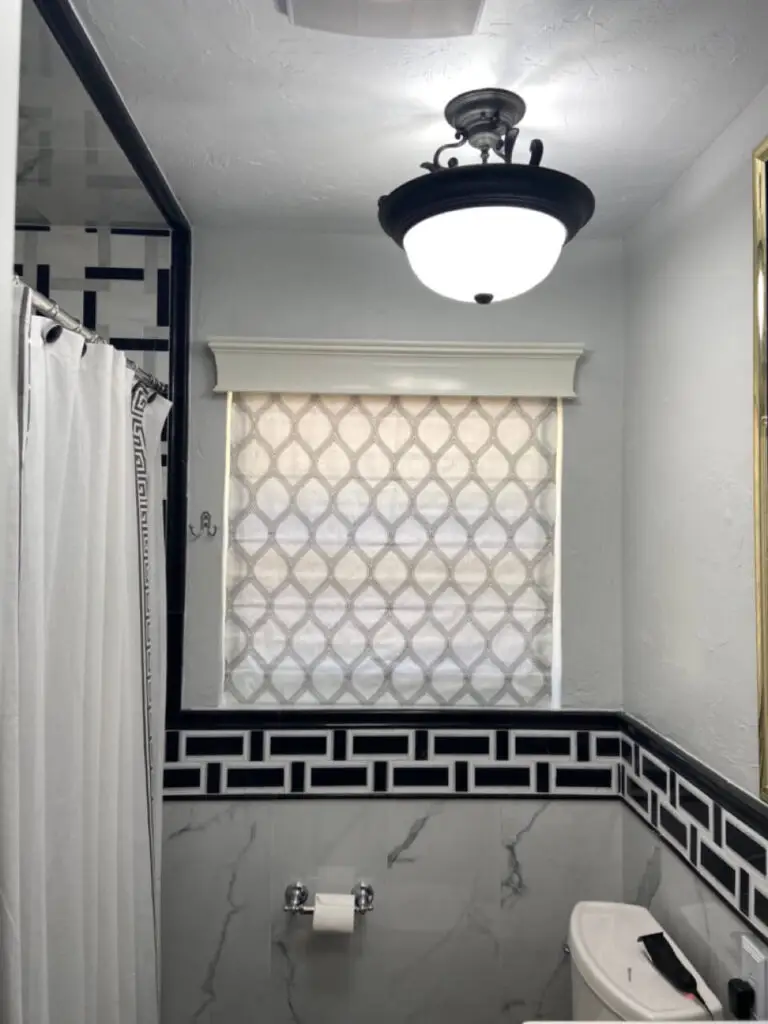 roller-shade-in-bathroom