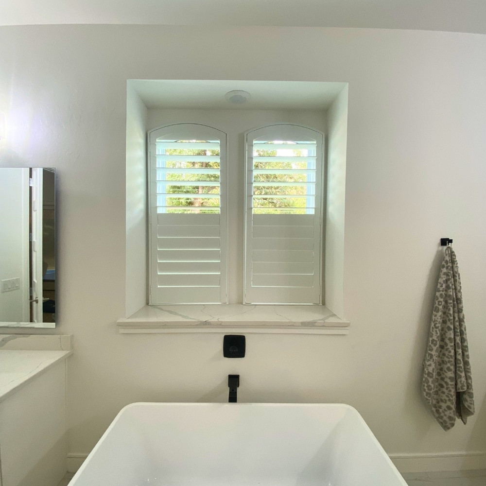 composite-shutters-bathroom-light-control