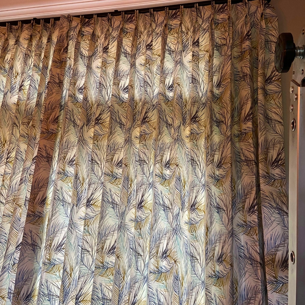 custom-drapery-dining-room-window