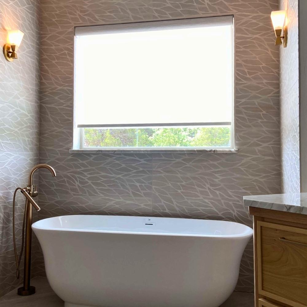 roller-shade-patterned-bathroom
