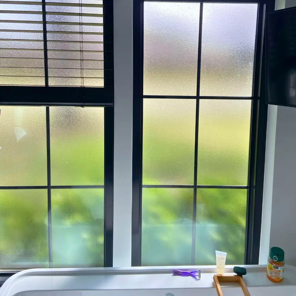wood-blinds-bathroom-frosted-windows
