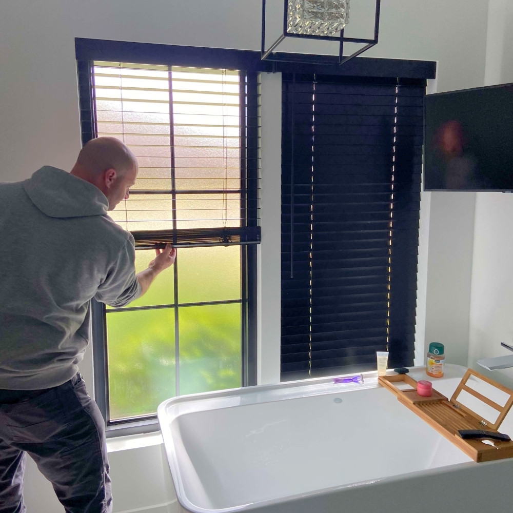 wood-blinds-installation-adjusting