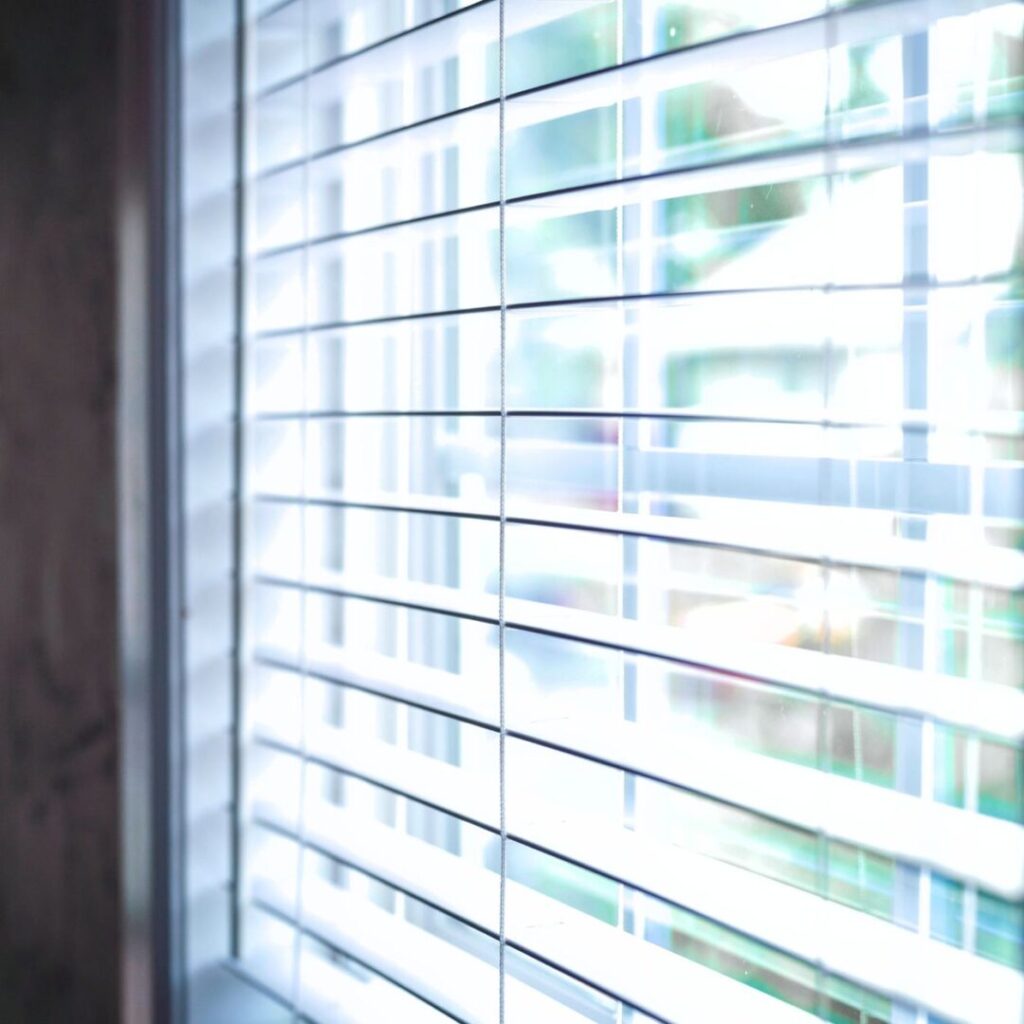 faux-wood-blinds-white-close-up